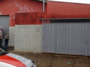 Homem vê esposa morrer, tem surto e morre com tiro de PM, diz polícia