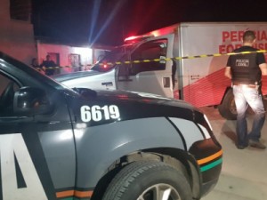 Homens armados invadem bar e matam mulher a tiros