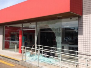 Homens assaltam carro-forte em frente a agência bancária em Londrina