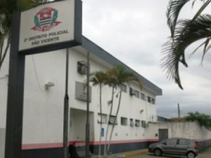 Homens assaltam residência e fazem família refém em São Vicente