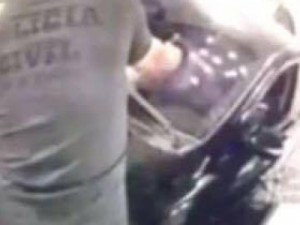 Homens com camisa da polícia matam pai com 14 tiros diante do filho no Rio