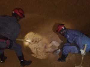 Homens morrem soterrados durante escavação em Papagaios - MG