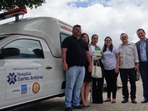 Hospital Santo Antônio recebe ambulância doada pelo Kariri da Sorte