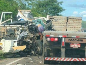 Icó - Acidente violento entre dois caminhões mata motorista na CE 282