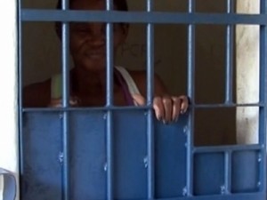 Idosa de 63 anos é presa por não pagar pensão de R$ 4,4 mil dos netos