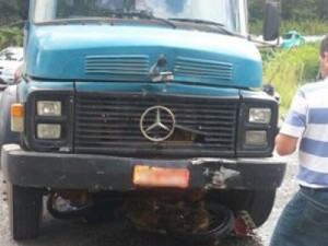 Idoso morre ao bater moto e cair embaixo de caminhão pipa em rodovia da Paraíba