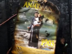 Imagem de Santo Antônio resiste a incêndio que destruiu casa no RS