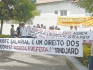 IMPASSE Servidores da área de Saúde em greve fazem manifestação