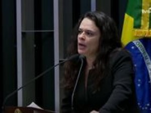 'Impeachment é remédio constitucional', diz Janaína Paschoal