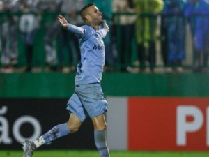 Impiedoso no ataque, Grêmio joga com inteligência e goleia a Chape na Arena Condá