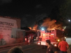 Incêndio atinge galpão no Bairro Jardim América, em Fortaleza