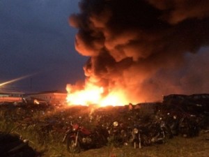 Incêndio atinge pátio de veículos apreendidos em São Vicente, SP