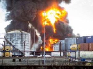 Incêndio atinge tanques de combustíveis em Santos