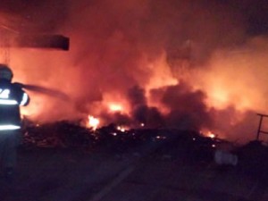 Incêndio de grandes proporções em madeireira