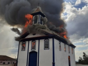 Incêndio destrói capela histórica em Diamantina, MG