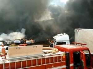 Incêndio destrói cerca de 150 carros no pátio da Receita Federal, em Goiás