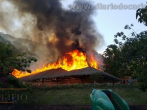 Incêndio destrói palhoça do restaurante do Arajara Park
