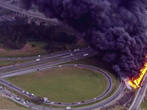 Incêndio em alça do Rodoanel é controlado, dizem bombeiros