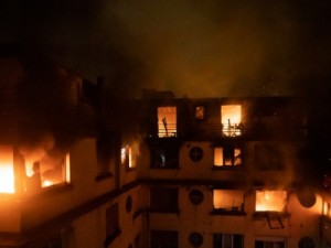 Incêndio em edifício em Paris deixa dez mortos e 30 feridos