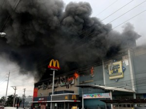 Incêndio em shopping no sul das Filipinas deixa 37 mortos