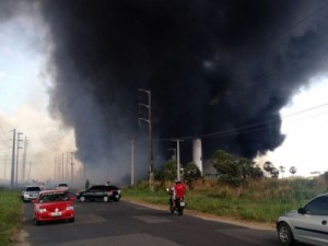 Incêndio em vegetação atinge fábrica de reciclagem em Maracanaú