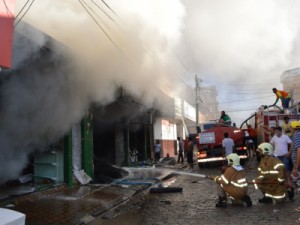 Incêndio no Centro de Quixadá dura mais de oito horas