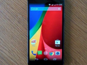 Individuo armado rouba celular de adolescente