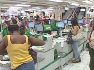 Intenção de consumo das famílias cai 11,9% em março, aponta CNC
