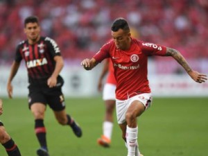 Inter de virada vence o Atlético-PR no Beira-Rio e fica em vice