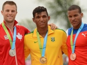 Isaquias vence C1 200m e dá novo ouro ao Brasil na canoagem