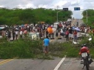 ITAPIÚNA > Moradores de Caio Prado bloqueiam rodovia exigindo segurança