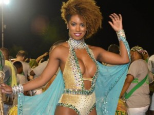 Ivi Pizzott abusa de decote em ensaio como rainha de bateria