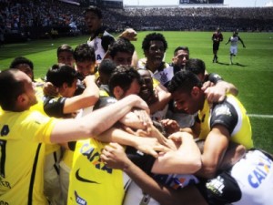 Jadson marca, Corinthians vence o Santos e encerra jejum em clássicos