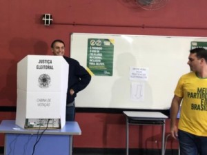 Jair Bolsonaro vota em escola da Vila Militar, no Rio de Janeiro