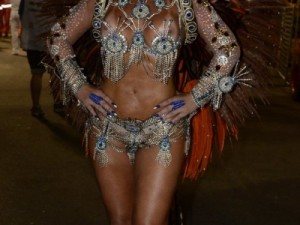 Janaína Guerra usa microfantasia e acaba deixando seio à mostra