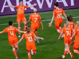 Japão abusa de perder gols, Holanda vence com pênalti no fim e pega Itália nas quartas