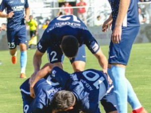 Jogador entra em campo após saber da morte do pai, faz o gol da vitória e emociona os colegas na comemoração