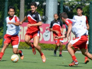 Jogo-treino com sub-20 começa a preparar volta de Wesley e Pato