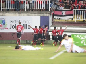 Joinville faz o dever de casa, cola na ponta e agora seca a Chapecoense