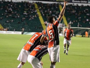 Joinville vence clássico e amplia má fase do Figueirense