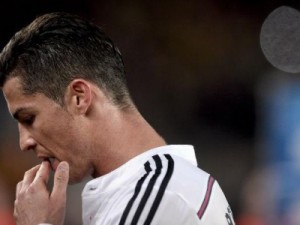 Jornal pede suspensão de CR7 após câmeras flagrarem provocação ao juiz