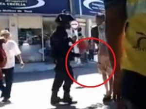 Jovem com garrafa de vinho é agredido por guardas no Ceará