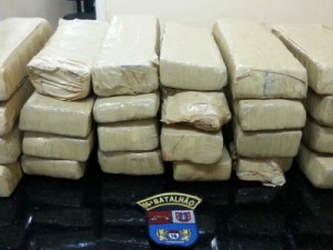 Jovem de 19 anos é preso com 24 quilos de maconha dentro de mala