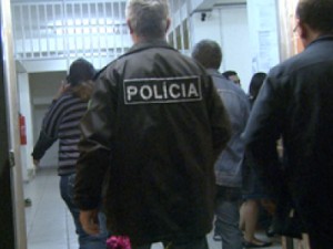 Jovem descobre mãe morta em urna funerária construída pelo pai em casa