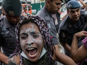 Jovem diz que sofreu abuso sexual de PMs ao ser detida em protesto em SP