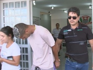Jovem é preso suspeito de atear fogo em mulher por causa de drogas