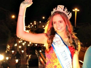 Jovem eleita Miss Teen Mundial desfila em carro aberto no interior do Ceará