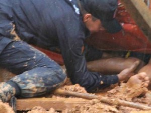 Jovem escapa após ficar preso embaixo de carro-pipa tombado