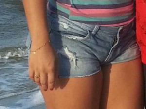 Jovem morre após ser atingida por fio de média tensão na Região dos Lagos