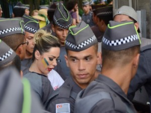 Ju Isen e Jéssica Lopes são detidas por tirar a blusa em protesto